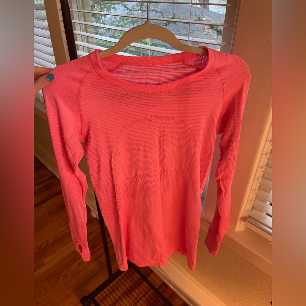 Neon pink lululemon tee